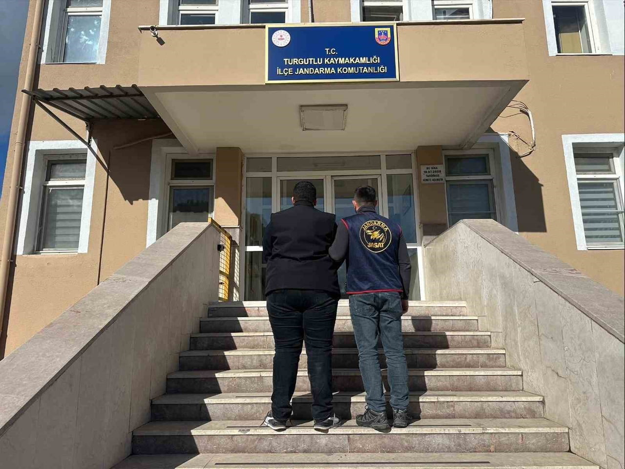 KESİNLEŞMİŞ 43 YIL 8 AY HAPİS CEZASI BULUNAN VE 91 AYRI SUÇ KAYDI OLAN FİRARİ, MANİSA İL JANDARMA...