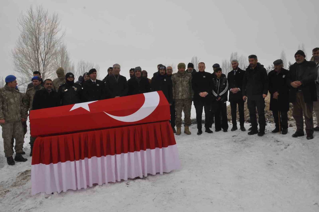 KIBRIS BARIŞ HAREKÂTI GAZİLERİNDEN MAHMUT DURMAZ, MUŞ'UN BULANIK İLÇESİNDE DÜZENLENEN ASKERİ...