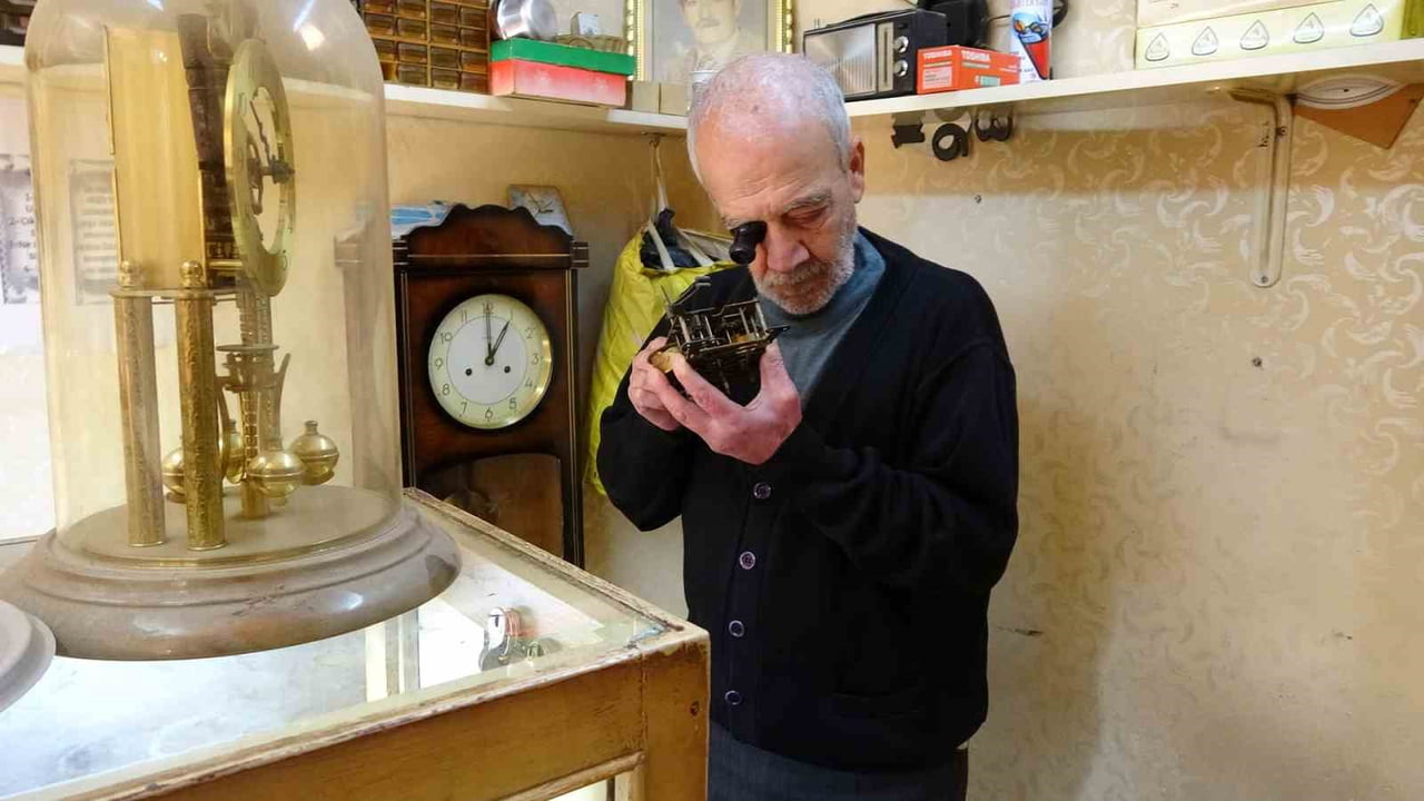 KİLİS’TE 41 YILDIR USTA OLARAK ÇALIŞAN AHMET ÇINAROĞLU, 54 YILDIR SÜRDÜRDÜĞÜ SAAT TAMİRCİLİĞİNDE...