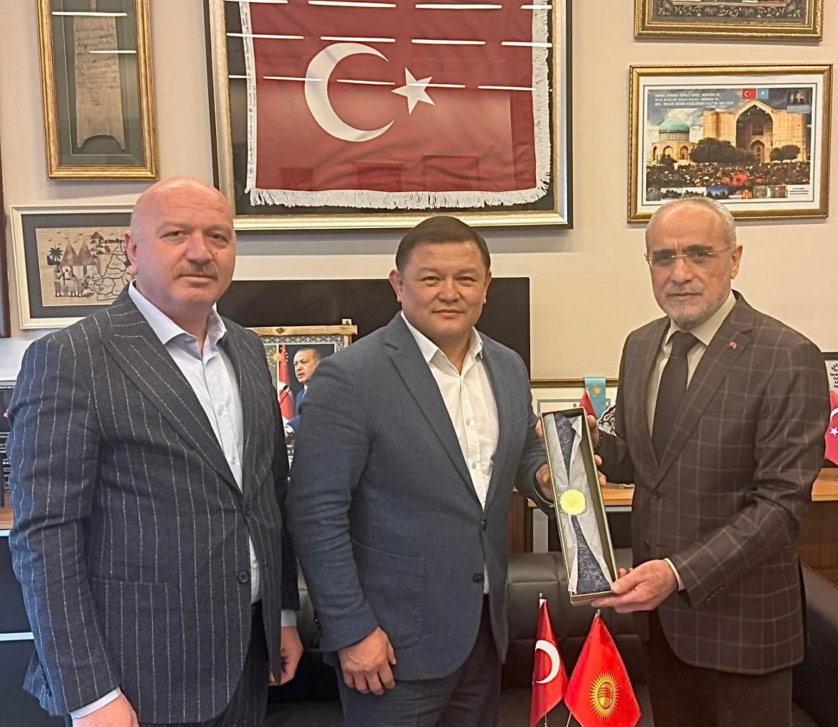 KIRGIZİSTAN MECLİSİ ESKİ BAŞKANI VE MİLLETVEKİLİ DASTANBEK CUMABEKOV (ORTADA) İLE CUMHURBAŞKANI...