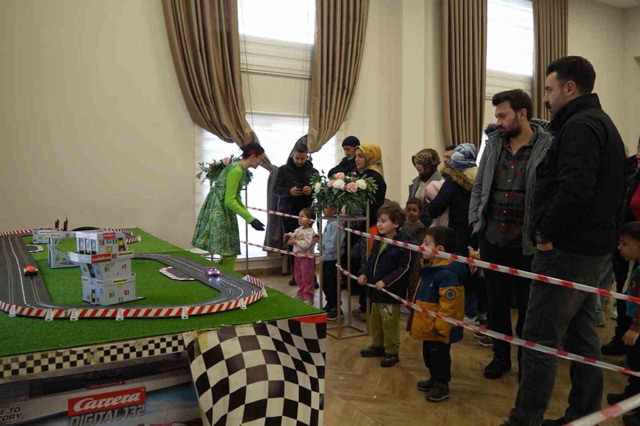 KIRIKKALE'DE DÜZENLENEN ÇOCUK ŞENLİĞİNDE AİLELER VE ÇOCUKLAR ÇEŞİTLİ OYUNLAR, GÖSTERİLER VE...