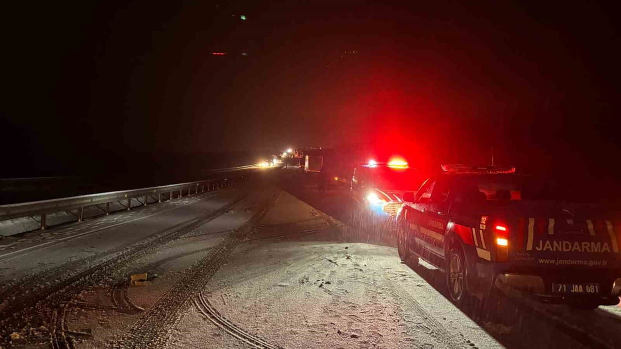 KIRIKKALE'DE KAR YAĞIŞI NEDENİYLE MEYDANA GELEN ZİNCİRLEME TRAFİK KAZASINDA 1 KİŞİ...