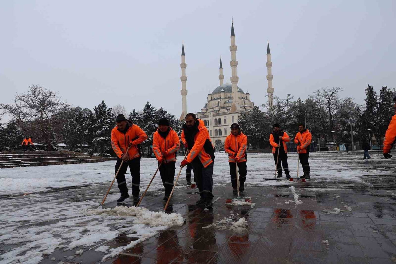KIRIKKALE BELEDİYESİ EKİPLERİ, KAR YAĞIŞININ ARDINDAN KALDIRIMLARDA BİRİKEN KARLARI TEMİZLEYEREK...