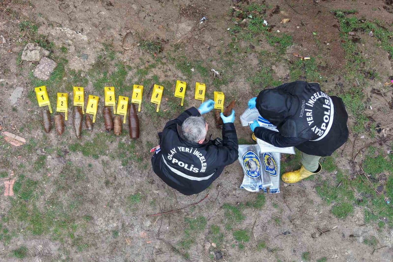 KIRIKKALE’DE ÇOCUKLARIN BAHÇEDE ASKERİ MÜHİMMATLA OYNADIĞINI FARK EDEN POLİS EKİPLERİ, OLAY YERİNE...