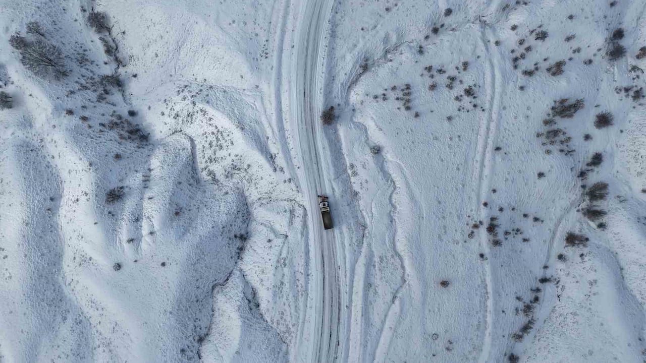 KIRIKKALE’DE ETKİLİ OLAN KAR YAĞIŞININ ARDINDAN KÖY YOLLARINDA YÜRÜTÜLEN KARLA MÜCADELE...