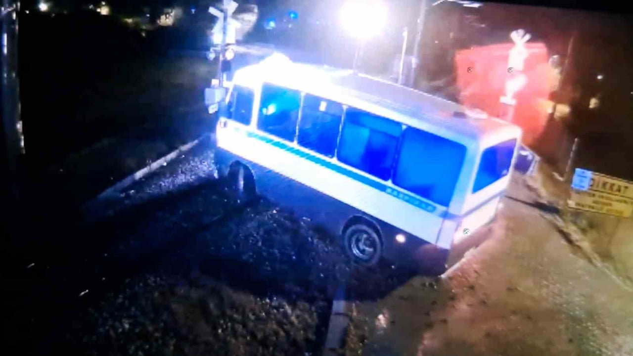 KIRIKKALE’DE HEMZEMİN GEÇİTTE RAYDA ASILI KALAN BİR DOLMUŞA YOLCU TRENİNİN ÇARPTIĞI ANLAR GÜVENLİK...