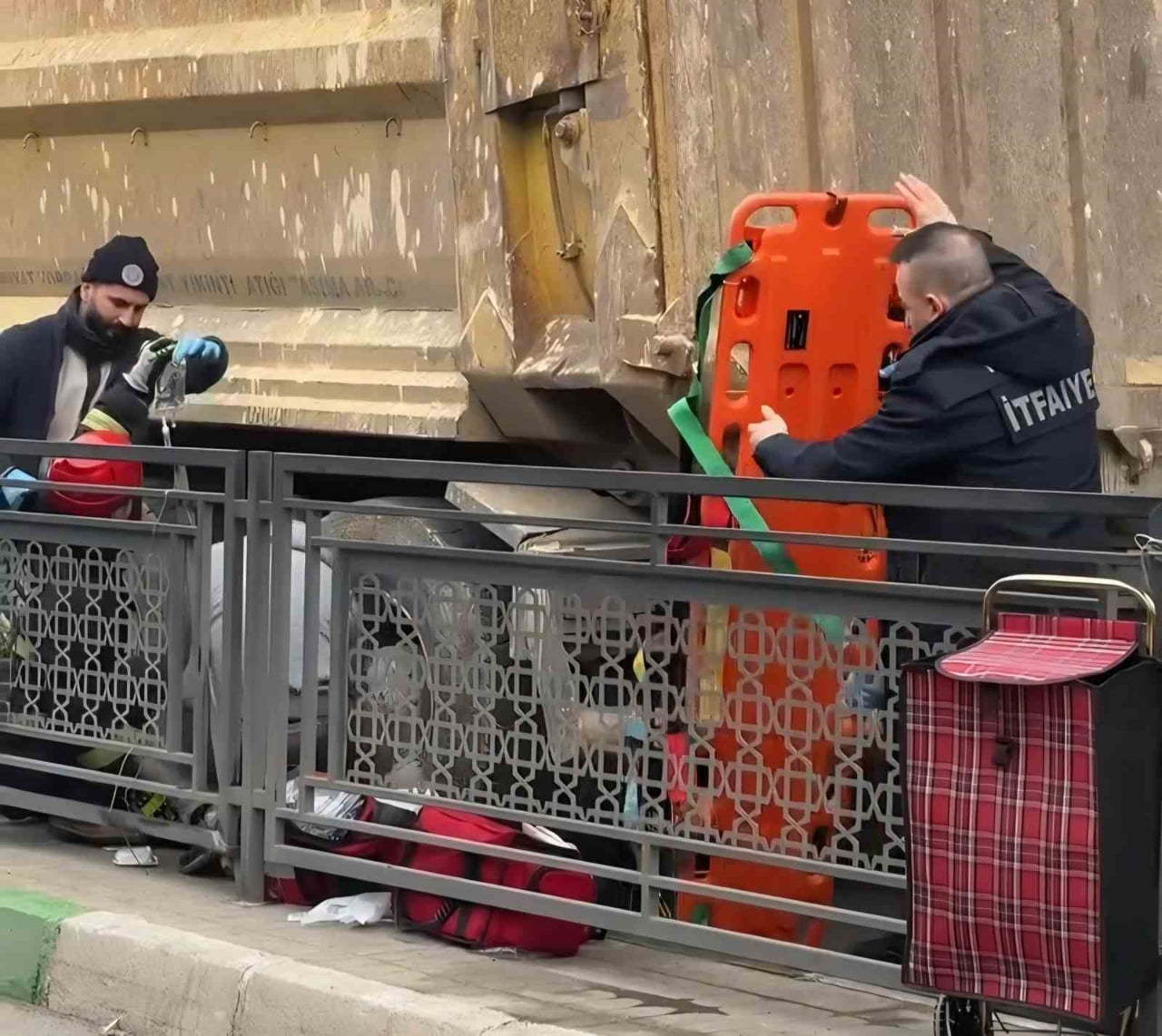 KIRKLARELİ'DE YAYA GEÇİDİNDEN GEÇMEYE ÇALIŞAN BİR KADIN, KAMYON ÇARPMASI SONUCU YARALANDI.