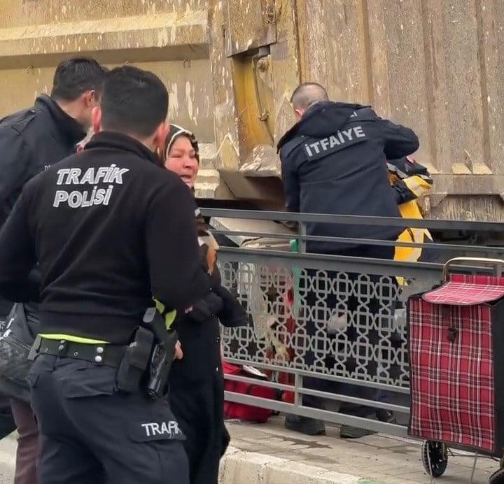 KIRKLARELİ'DE YAYA GEÇİDİNDEN GEÇMEYE ÇALIŞAN BİR KADIN, KAMYON ÇARPMASI SONUCU YARALANDI.