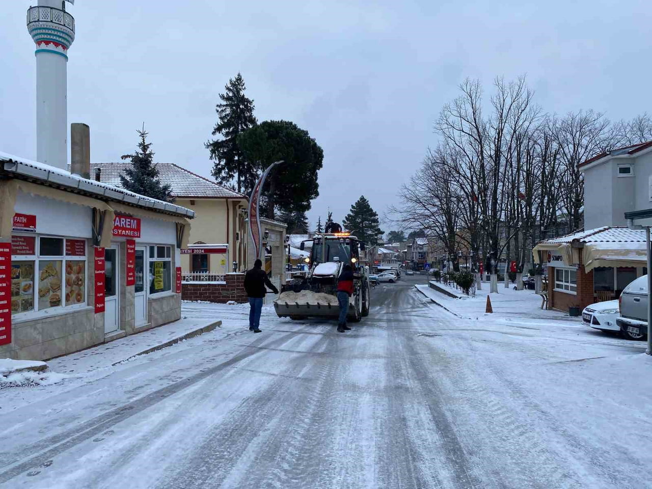 KIRKLARELİ'NİN DEMİRKÖY İLÇESİNDE KAR YAĞIŞININ ARDINDAN BELEDİYE EKİPLERİ TUZLAMA VE YOL AÇMA...