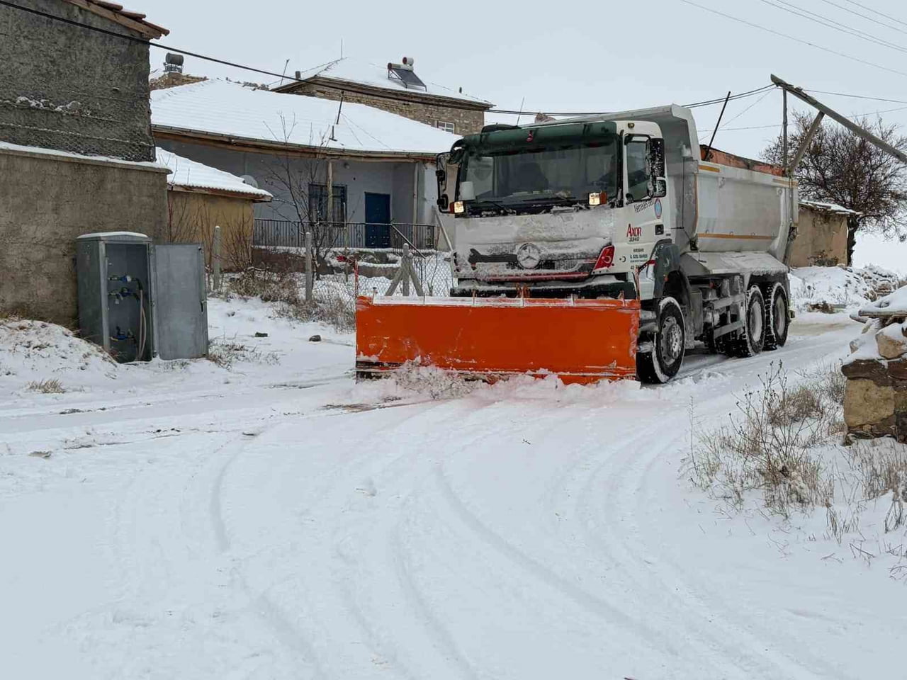 KIRŞEHİR'DE KAPALI KÖY YOLU BULUNMADIĞI BİLDİRİLDİ. İL ÖZEL İDARESİ EKİPLERİ, KENT GENELİNDE...