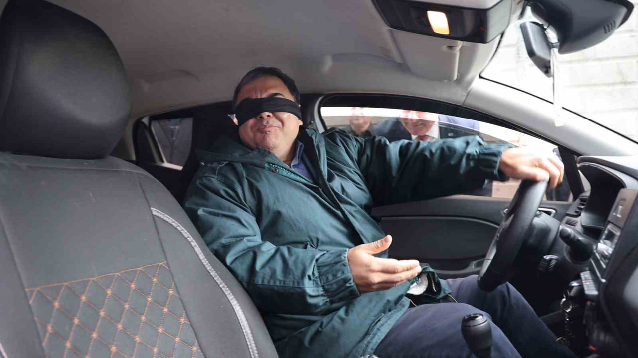 KIRŞEHİR’DE BÜROKRATLAR VE GÖNÜLLÜ GENÇLER, FARKINDALIK OLUŞTURMAK AMACIYLA BİR GÜNLÜĞÜNE GÖRME...