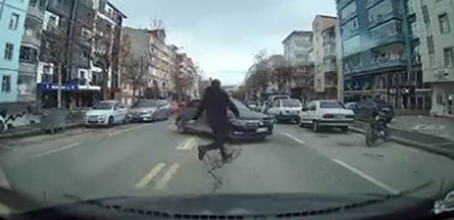 KIRŞEHİR’DE EL FRENİNİ ÇEKMEYİ UNUTAN SÜRÜCÜNÜN PARK ETTİĞİ OTOMOBİL, SÜRÜCÜSÜNÜN ALIŞVERİŞ YAPMAK...