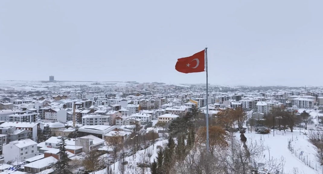 KIRŞEHİR’DE ETKİLİ OLAN KAR YAĞIŞININ ARDINDAN KENTİN DOĞAL VE TARİHİ GÜZELLİKLERİ HAVADAN...