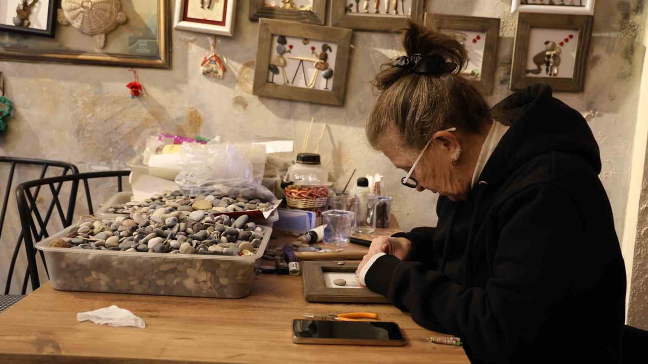 KIRŞEHİR’DE TAŞ SÜSLEME SANATIYLA YAŞAM DÖNGÜLERİ VE MESLEK TASVİRLERİ YAPAN MİNE KİPER, KENTTE BU...