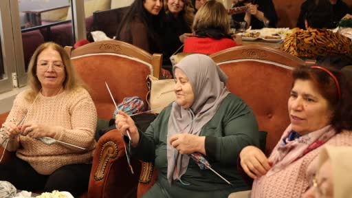 Kırşehirli kadınlar, çocuklar için örgü örüyor