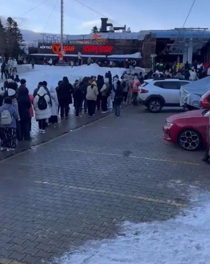 KIŞ TURİZMİNİN ETKİLİ OLDUĞU ULUDAĞ’DA, SARIALAN MEVKİİNDE TELEFERİĞİ KULLANMAK İSTEYEN...