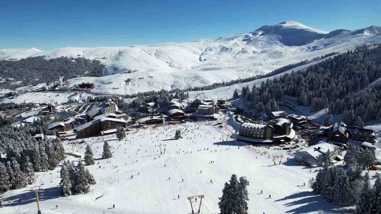 KIŞ TURİZMİNİN ÖNEMLİ MERKEZLERİNDEN ULUDAĞ, SÖMESTR YOĞUNLUĞUYLA BİRLİKTE BÜYÜLEYİCİ GÖRÜNTÜLERE...