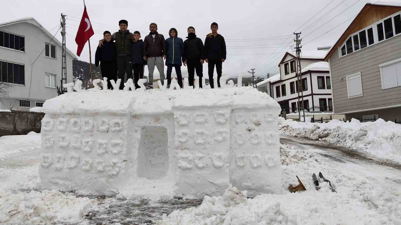 KIZILELMA KÖYÜ SAKİNLERİ, TARİHİ SİVAS VALİLİK BİNASI'NIN KARDAN MAKETİNİ YAPTI