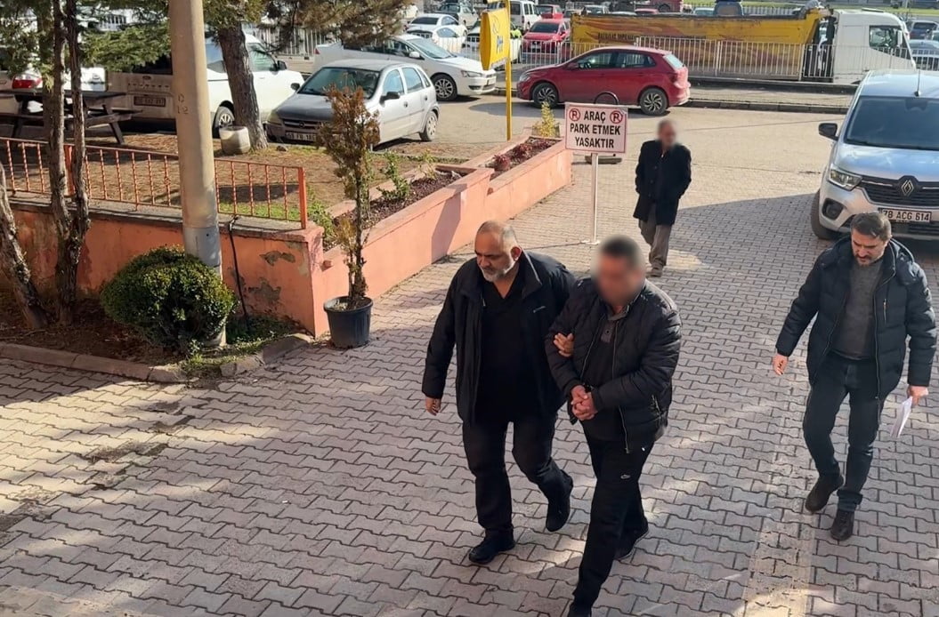 KIZININ ERKEK ARKADAŞINI AV TÜFEĞİYLE AYAĞINDAN VURARAK YARALADIKTAN SONRA GÖZALTINA ALINAN BABA...