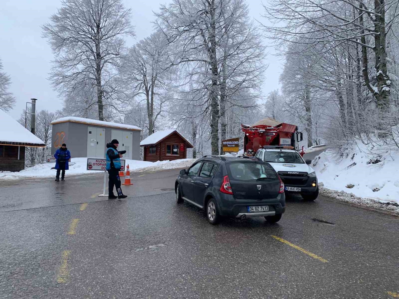 KOCAELİ'DE BELEDİYE EKİPLERİ, HAFTA SONU ETKİLİ OLAN KIŞ ŞARTLARINDA TRAFİK DÜZENİ VE...