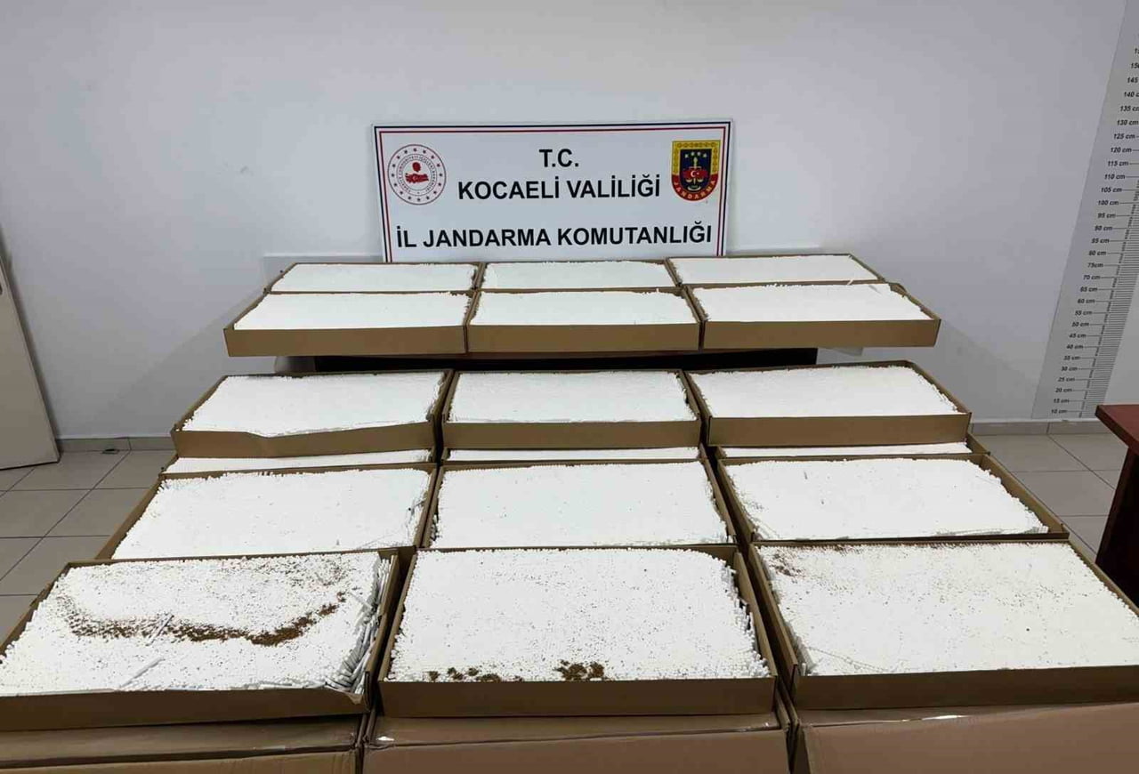 KOCAELİ'DE DURDURULAN ARAÇTA PİYASA DEĞERİ 3 MİLYON 500 BİN TL OLAN 1 MİLYON ADET MAKARON ELE...