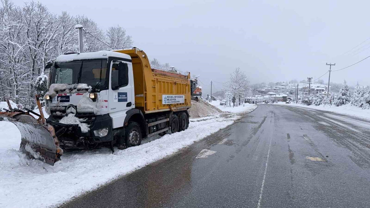 KOCAELİ'DE ETKİLİ OLAN KAR YAĞIŞI NEDENİYLE İZMİT-KANDIRA KARA YOLUNDA ULAŞIMIN AKSAMAMASI İÇİN...
