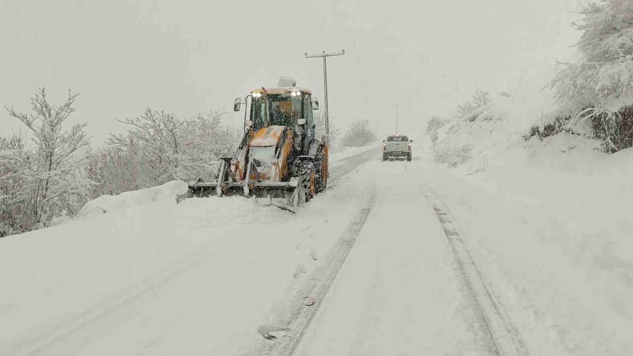 KOCAELİ'DE ETKİSİNİ SÜRDÜREN KAR YAĞIŞINA KARŞI EKİPLER BİN 200 PERSONEL VE 354 ARAÇLA SAHADA...