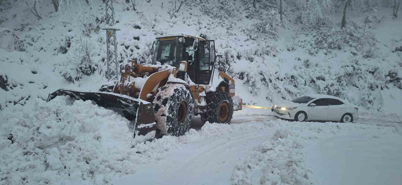 KOCAELİ'DE GECE SAATLERİNDE BAŞLAYAN KAR YAĞIŞI, SABAH İTİBARİYLE YÜKSEK KESİMLERDE ETKİSİNİ...