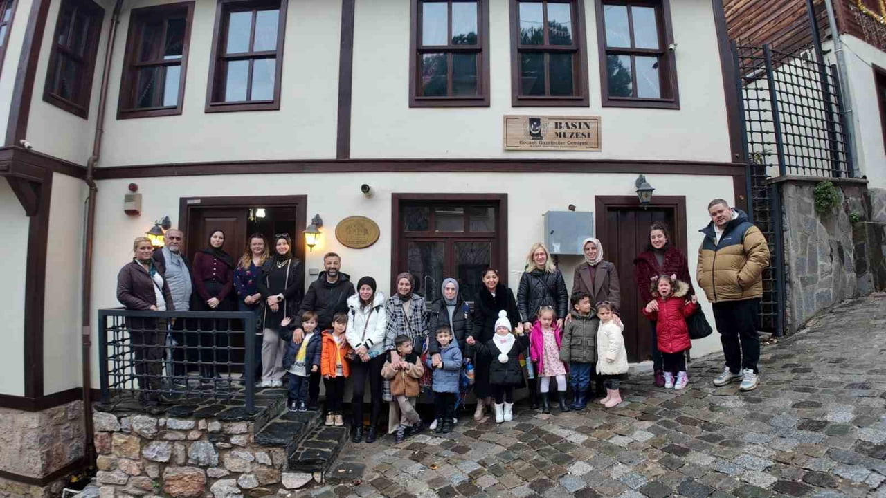 KOCAELİ'DE MİNİK ÖĞRENCİLER, AİLELERİYLE BİRLİKTE 10 OCAK ÇALIŞAN GAZETECİLER GÜNÜ KAPSAMINDA...