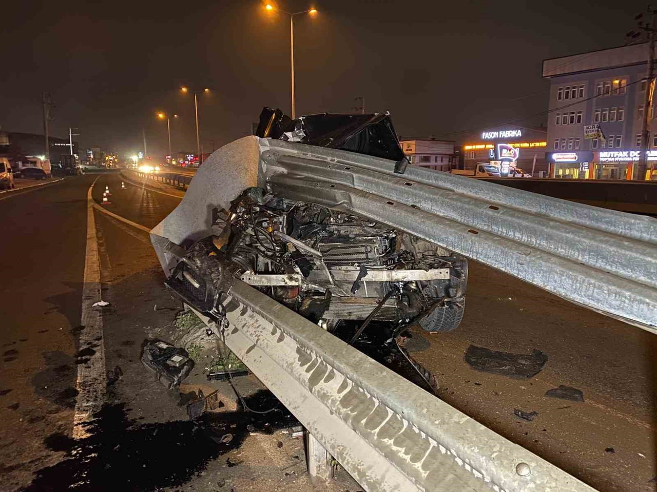 KOCAELİ'DE SEYİR HALİNDEKİ OTOMOBİL BARİYERE SAPLANARAK KULLANILAMAZ HALE GELDİ, SÜRÜCÜ ŞANS ESERİ...
