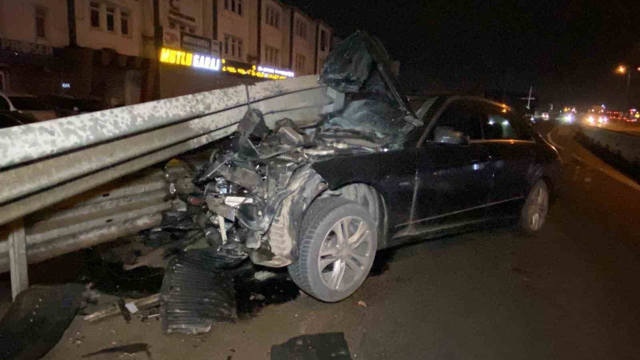 KOCAELİ'DE SEYİR HALİNDEKİ OTOMOBİL BARİYERE SAPLANARAK KULLANILAMAZ HALE GELDİ, SÜRÜCÜ ŞANS ESERİ...