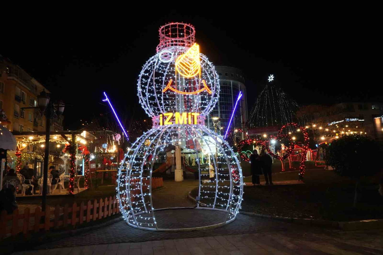 KOCAELİ'DE VATANDAŞLAR YILBAŞI COŞKUSUNU SOKAKLARDA YAŞADI; RENGARENK IŞIKLAR VE NEŞE ŞEHRİ...