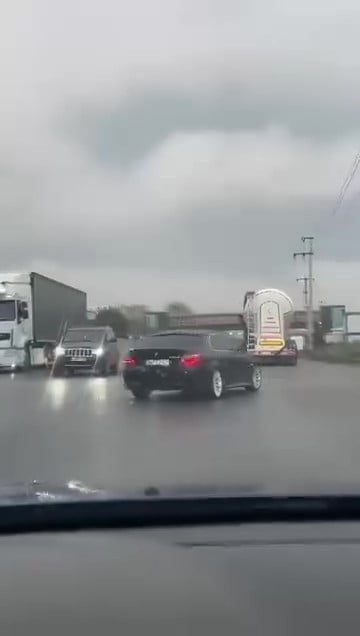 KOCAELİ'DE YAĞIŞLI HAVADA MAKAS ATARAK İLERLEYEN OTOMOBİL KONTROLDEN ÇIKARAK TAKLA ATTI. O ANLAR...