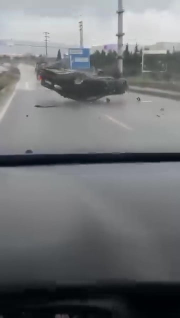 KOCAELİ'DE YAĞIŞLI HAVADA MAKAS ATARAK İLERLEYEN OTOMOBİL KONTROLDEN ÇIKARAK TAKLA ATTI. O ANLAR...