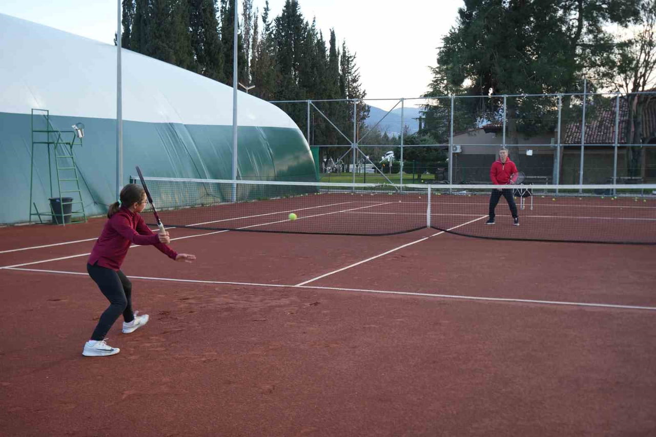 KOCAELİ'DE YAŞAYAN 10 YAŞINDAKİ TENİSÇİ ASYA KANDEMİR, KENDİSİNDEN YAŞÇA BÜYÜK RAKİPLERİNE KARŞI...
