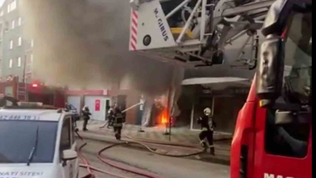 KOCAELİ'NİN ÇAYIROVA İLÇESİNDE BİSİKLET İLE ELEKTRİKLİ BİSİKLET TAMİRİ YAPILAN İŞ YERİNİN GİRİŞ...