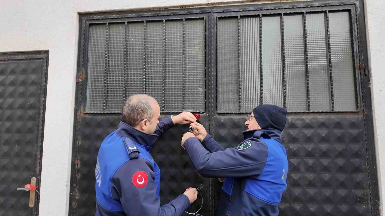 KOCAELİ'NİN ÇAYIROVA İLÇESİNDE RUHSATSIZ FAALİYET GÖSTEREN VE HİJYEN KURALLARINA UYMADIĞI...