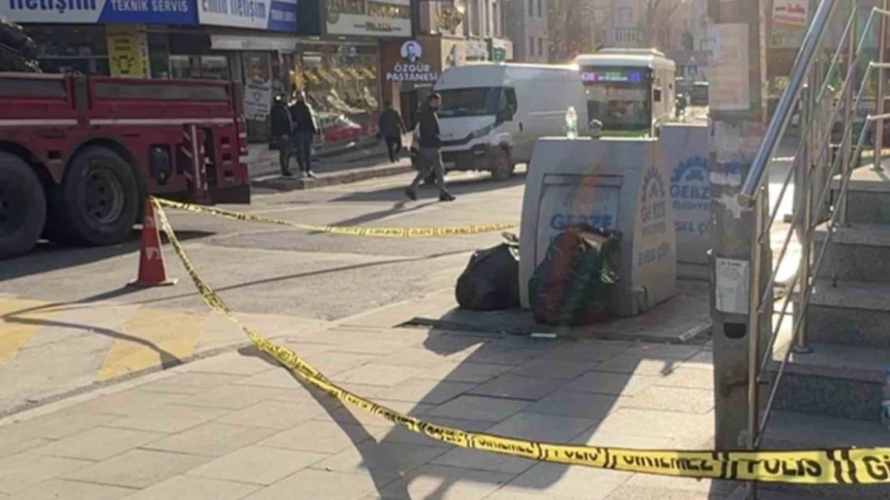 KOCAELİ'NİN GEBZE İLÇESİNDE KALDIRIMDA YÜRÜYEN BİR KİŞİYE SEYİR HALİNDEKİ ARAÇTAN ATEŞ AÇILDI....