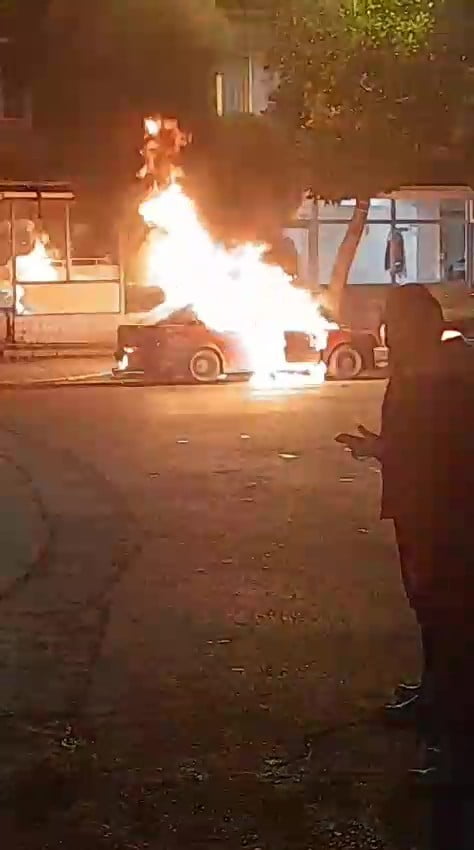 KOCAELİ'NİN GÖLCÜK İLÇESİNDE PARK HALİNDEKİ OTOMOBİLDE ÇIKAN YANGIN İTFAİYE EKİPLERİNCE...