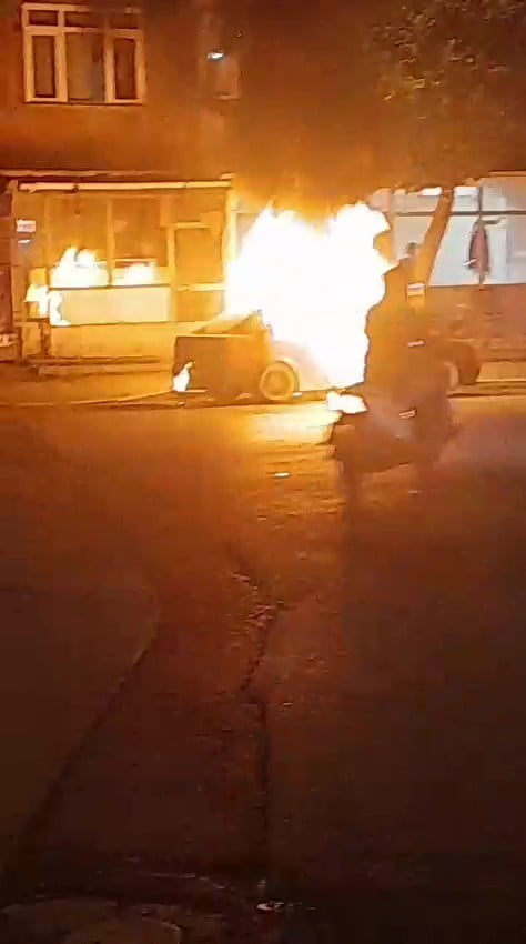 KOCAELİ'NİN GÖLCÜK İLÇESİNDE PARK HALİNDEKİ OTOMOBİLDE ÇIKAN YANGIN İTFAİYE EKİPLERİNCE...