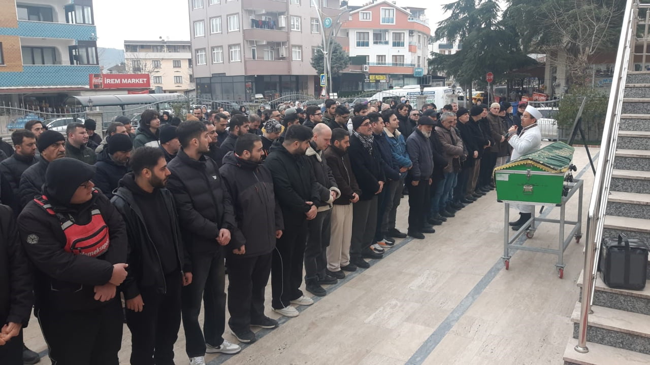 KOCAELİ'NİN İZMİT İLÇESİNDE ALIŞVERİŞ MERKEZİNİN OTOPARKINDA TARTIŞTIĞI ARKADAŞI TARAFINDAN...