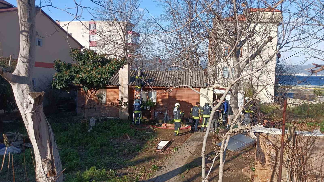 KOCAELİ'NİN KARAMÜRSEL İLÇESİNDE GECEKONDUDA SİGORTA KUTUSUNDAN ÇIKAN YANGIN, İTFAİYE EKİPLERİNİN...