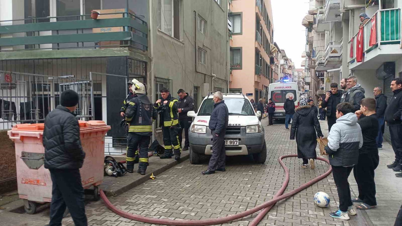 KOCAELİ'NİN KARAMÜRSEL İLÇESİNDE TERSANE İŞÇİLERİNİN KALDIĞI EVDE ÇIKAN YANGIN, İTFAİYE EKİPLERİ...
