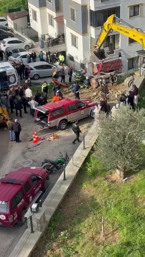 KOCAELİ'NİN KARAMÜRSEL İLÇESİNDE YOL ÇALIŞMASI SIRASINDA DEVRİLEN FORKLİFTİN ALTINDA KALAN 28...