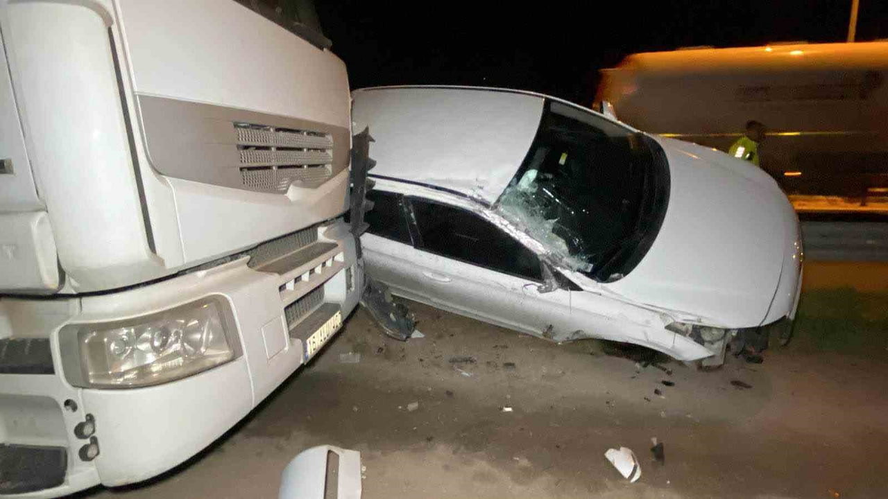 KOCAELİ'NİN KARTEPE İLÇESİNDE KONTROLDEN ÇIKAN OTOMOBİL, BARİYERLERİN ÜZERİNDE 15 METRE...