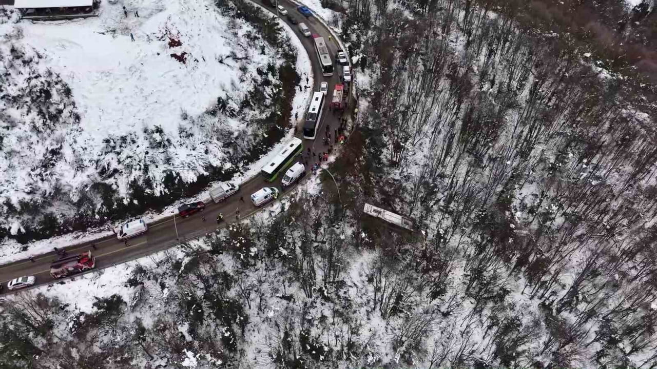 KOCAELİ'NİN KARTEPE İLÇESİNDE ŞEHİR İÇİ TOPLU TAŞIMA OTOBÜSÜNÜN ŞARAMPOLE YUVARLANDIĞI KAZADA...