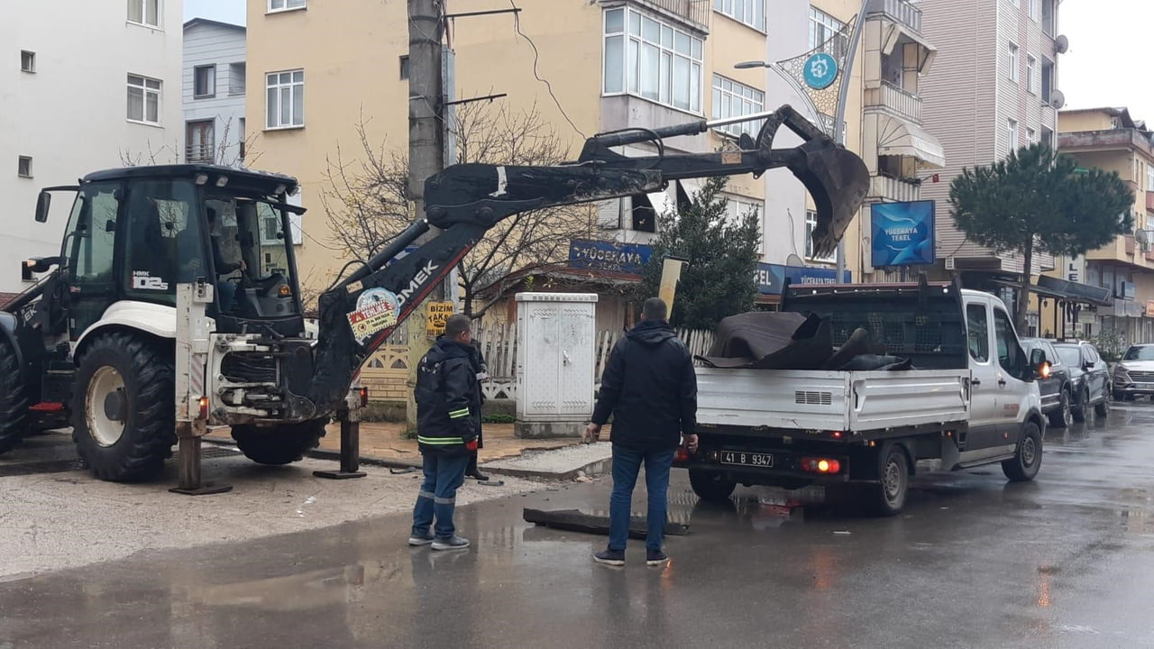 KOCAELİ'NİN KÖRFEZ İLÇESİNDE GECE SAAT 04.00'TEN İTİBAREN ETKİLİ OLAN ŞİDDETLİ FIRTINA, İLÇENİN...