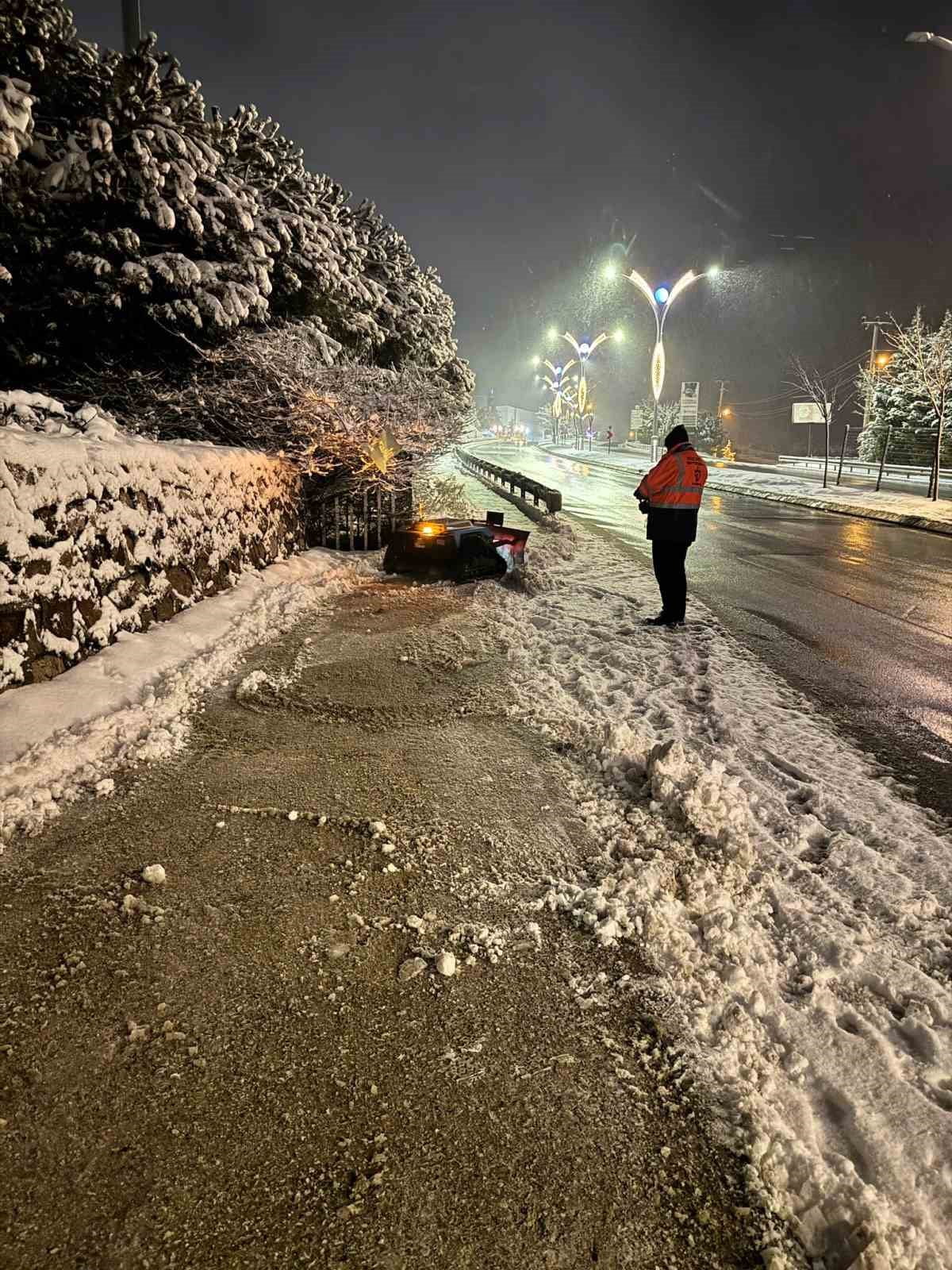 KOCAELİ BÜYÜKŞEHİR BELEDİYESİ EKİPLERİ, KARLA MÜCADELE ÇALIŞMALARI KAPSAMINDA KALDIRIMLARI UZAKTAN...