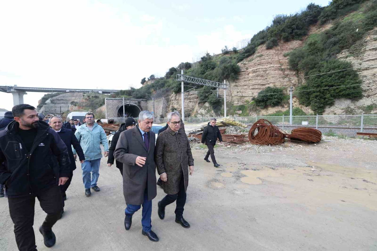 KOCAELİ BÜYÜKŞEHİR BELEDİYESİ GENEL SEKRETERİ HAYRİ BARAÇLI, DİLOVASI'NDA YAPIMI SÜREN VE...