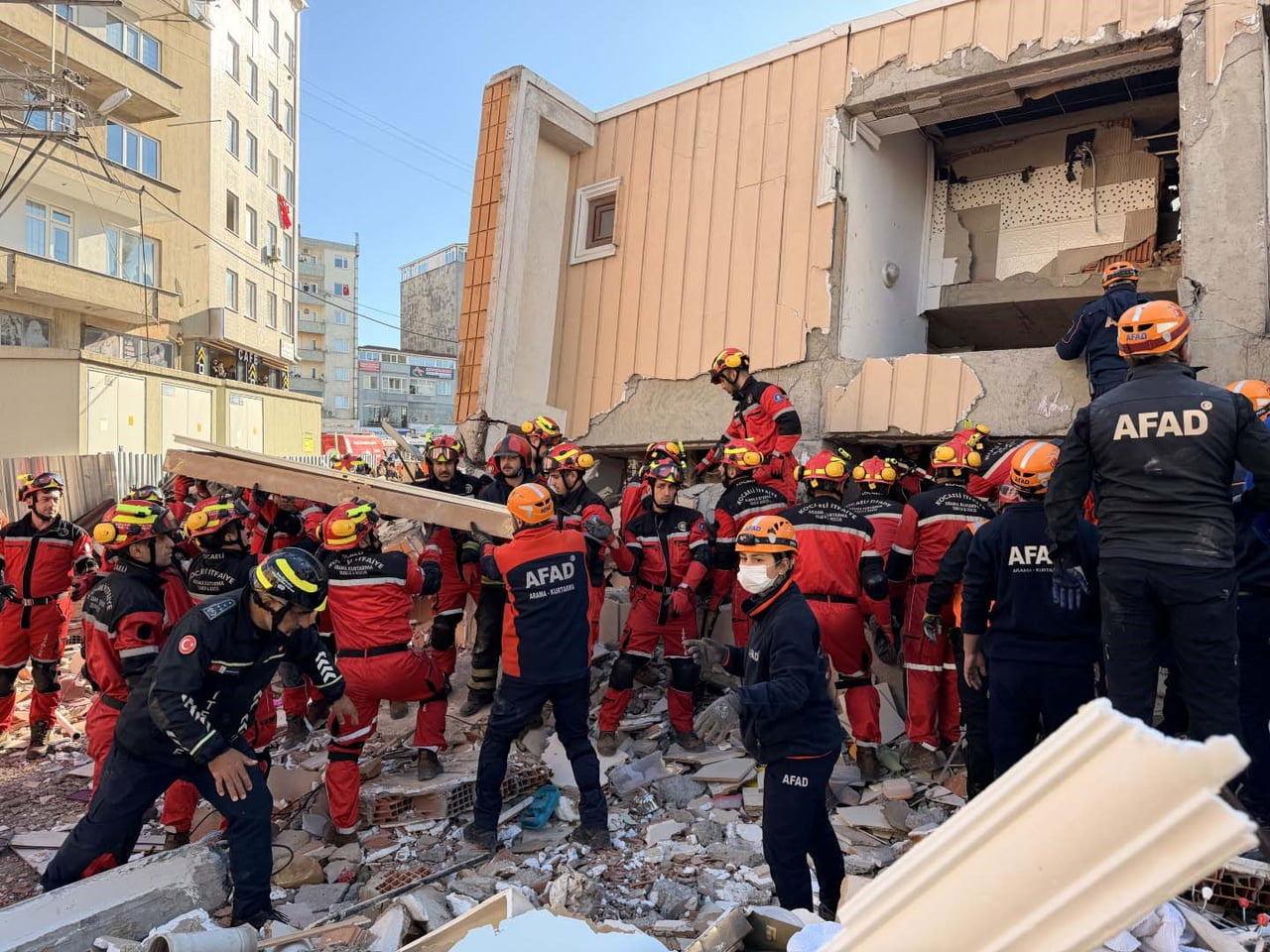 KOCAELİ BÜYÜKŞEHİR BELEDİYESİ İTFAİYE DAİRESİ BAŞKANLIĞI, 2025 YILINDA 12 İLÇEDE 635 PERSONEL VE...